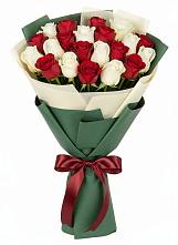 Букет Микс из красных и белых роз в Ельники