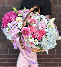Цветочная композиция из Розы, Хризантемы, Пионы и Лизиантусы в корзине в Ельники