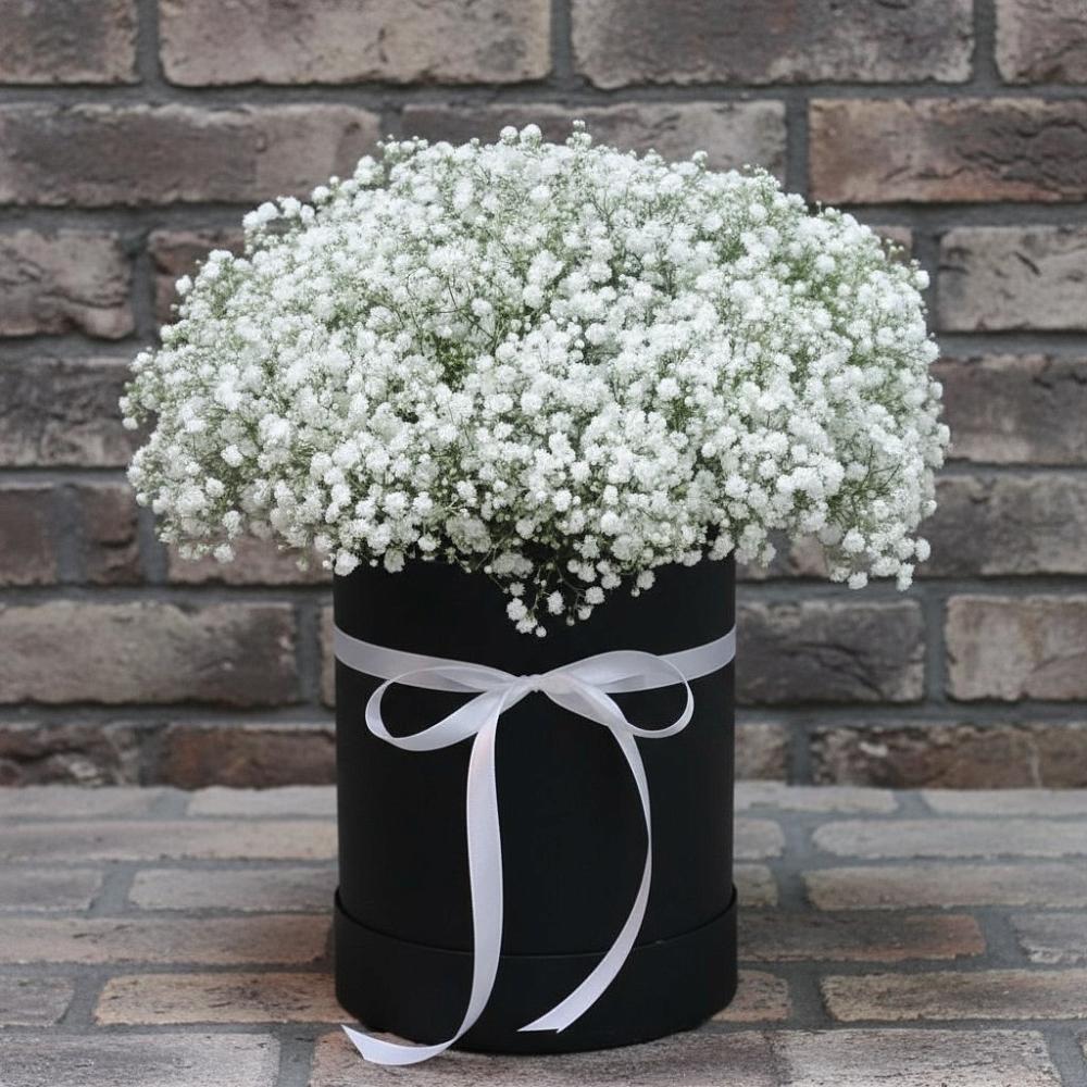 Цветочная композиция из Гипсофила в шляпной коробке в Ельники