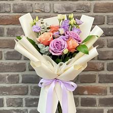 Букет цветов из:  Лизиантусы и Розы в Ельники