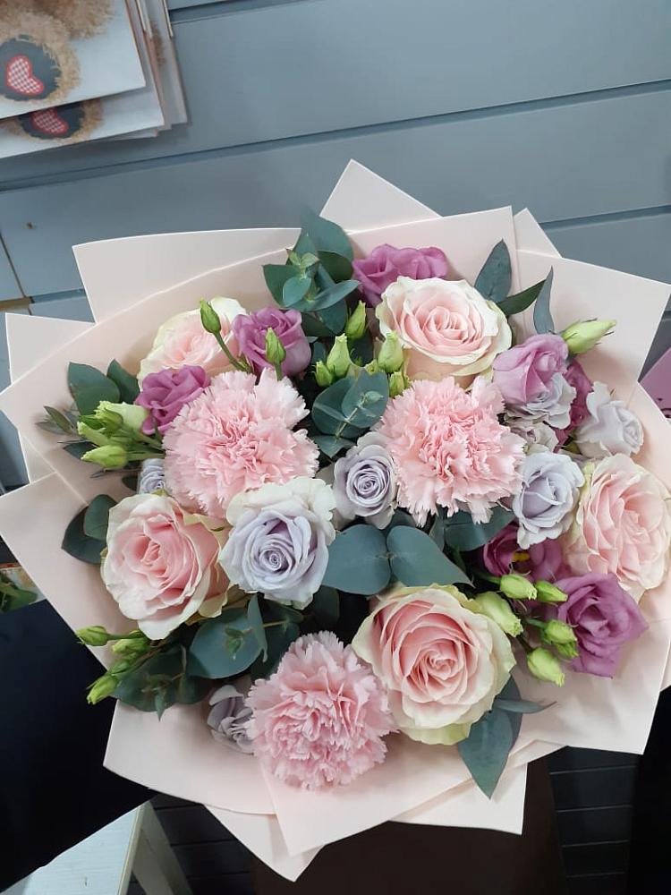 Букет цветов из: Розы, Гвоздики и Лизиантусы в Ельники