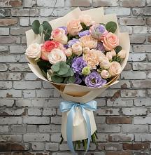 Букет цветов из:  Розы, Лизиантусы и Гвоздики #REPLACE_PRED# Ельники